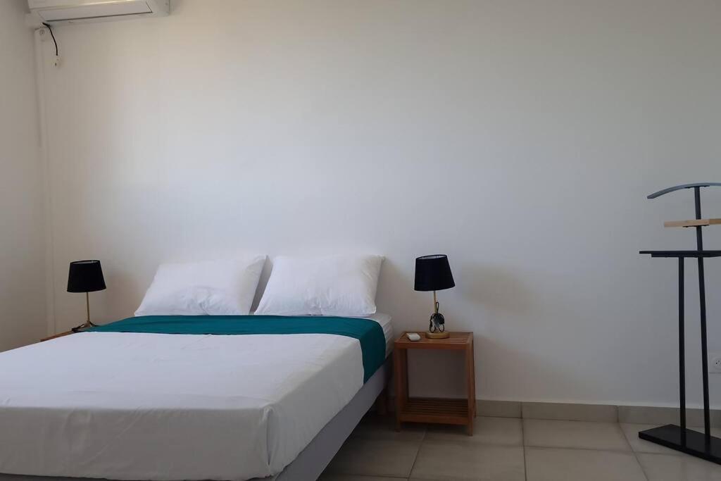 Joli T2 En Bas De Villa Vue Jardin Et Mer Vieux-Habitants Extérieur photo