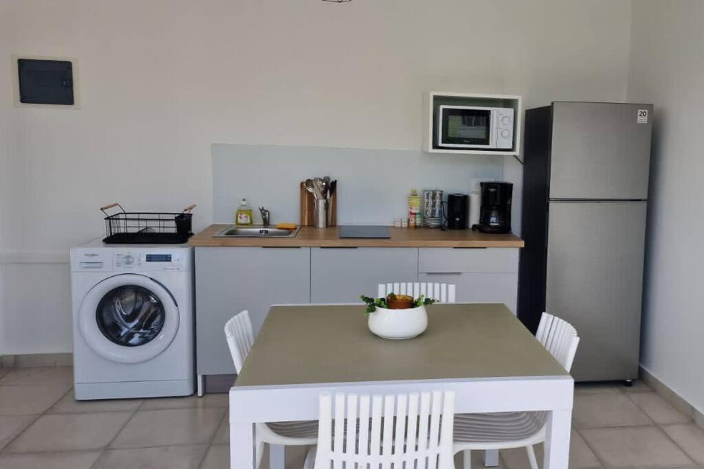 Joli T2 En Bas De Villa Vue Jardin Et Mer Vieux-Habitants Extérieur photo